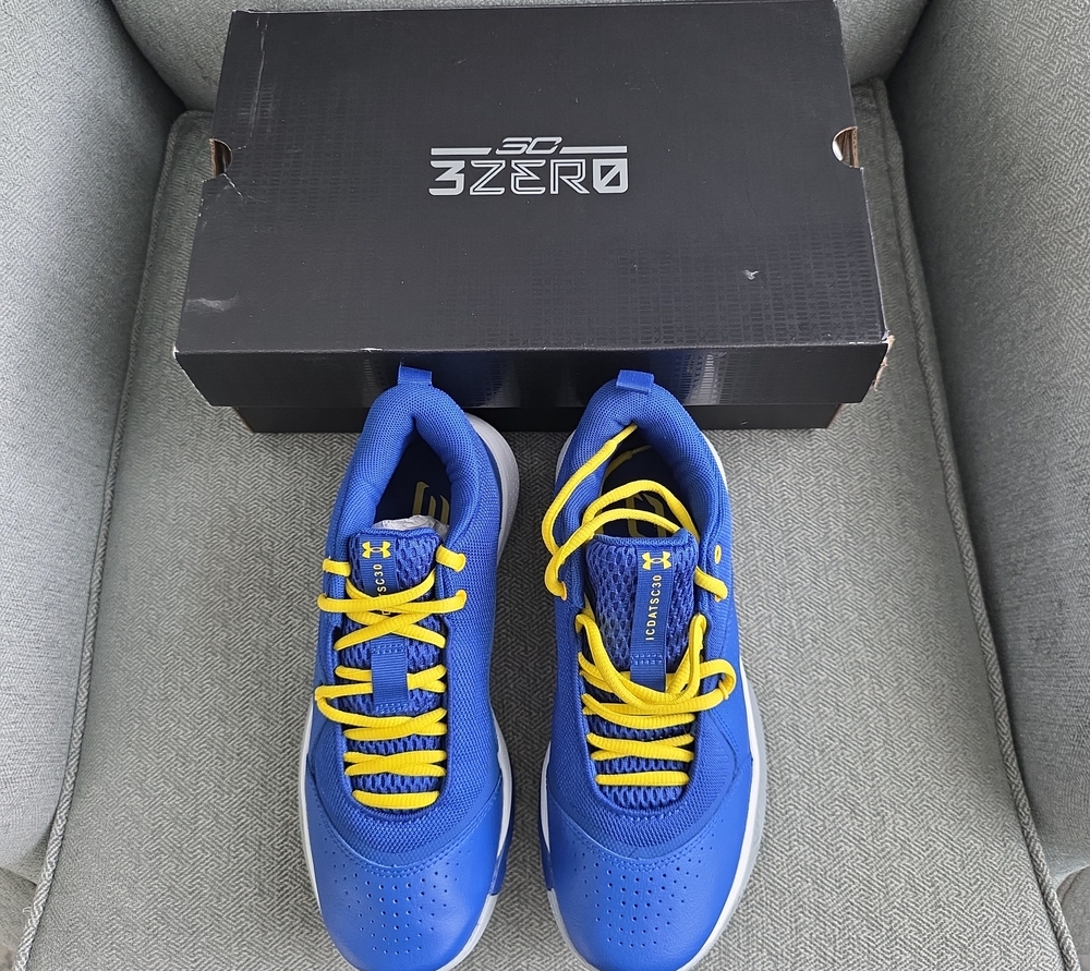 Steph CurryUnder Armour Blue Basketball Shoes with Yellow Laces